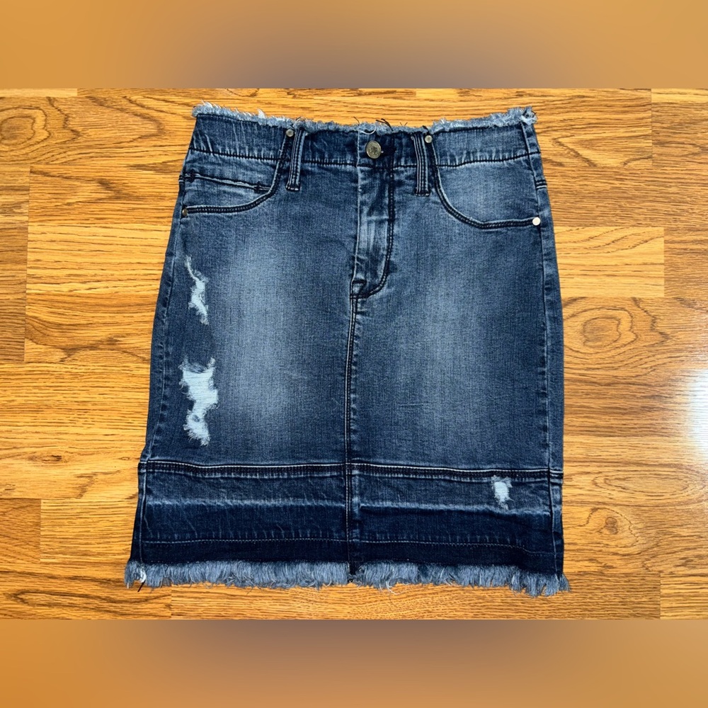 bebe Dark Wash Distressed Raw Hem Denim Skirt Women's Waist Size 27 Pockets